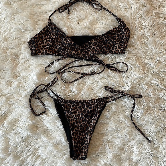 *NEW* Crossover Bikini Set - Picture 2 of 3